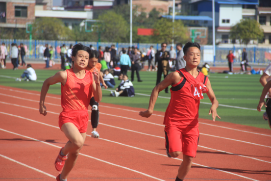 此次会运动会由道县教育局主办,道县一中承办.